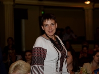 Надежда Савченко надела туфли на каблуках для похода в оперу