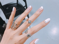 Три новых способов носить французский маникюр