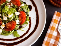 Салат из помидоров с моцареллой: три вкусные идеи