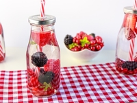 Детокс-вода с лесными ягодами