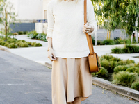 Как носить летние вещи осенью?