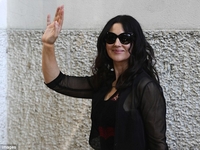 51-летняя Моника Белуччи похвасталась стройными ногами в прозрачном платье