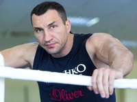 Счастливый папа: Кличко прогулялся по Киеву с подросшей дочкой