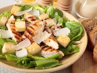 Салат Цезарь с курицей гриль