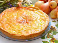 Луковый пирог из слоеного теста