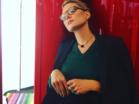 Рената Литвинова прокатилась в метро в толстовке с черепом