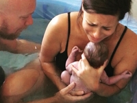 Акушерка опубликовала видео родов своей клиентки