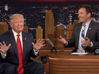 Джимми Фэллон взъерошил прическу Дональда Трампа