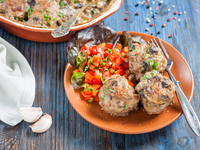 Мясные шарики с грибами в сметанном соусе