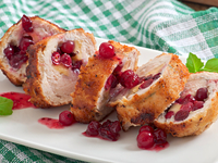 Куриные рулетики с клюквой и сыром