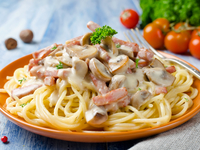 Спагетти с грибами и беконом