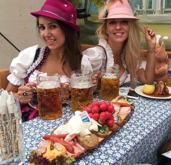 Оля Полякова победила в соревновании, выпив литр пива залпом