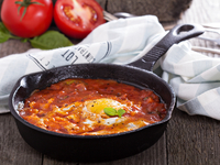 Шакшука с соусом песто