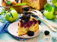 Яблочный пирог с ежевикой