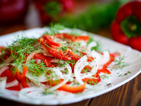 Салат из помидоров и лука