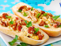 Сэндвич-багет с курицей и грибами