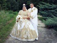 На свадьбе в Словакии невесту засыпали золотом и купюрами в 500 евро