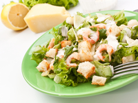 Как приготовить салат Цезарь: три вкусные идеи