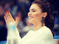 Алина Кабаева вышла в свет в прозрачной блузке