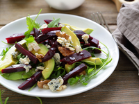 Салат из свеклы с авокадо и сыром