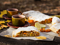 Штрудель с яблоками, орехами и курагой