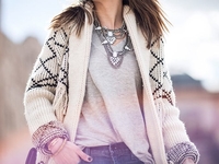 10 уютных образов со свитерами