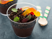 Рецепты на Хэллоуин: десерт Земля с червяками