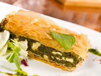 Пирог из слоеного теста с сыром и шпинатом