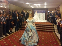 Девушка надела платье с изображением Путина в образе ангела