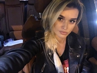 Ксения Бородина слушает песню LOBODA в машине