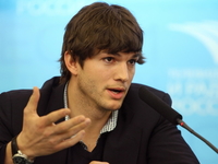 Эштон Катчер учил русский язык и считает его агрессивным