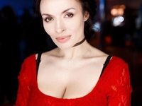Надежда Мейхер в шелковом пеньюаре показала себя во всей красе