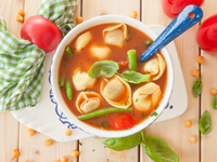 Томатный суп с пельменями