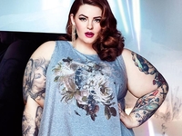 Модель plus-size Тесс Холлидей опубликовала селфи в нижнем белье