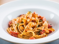 Спагетти с креветками и вялеными помидорами