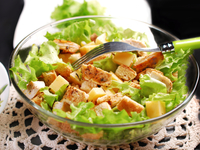 Простой салат Цезарь с курицей и сыром