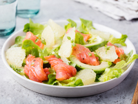 Салат из лосося, авокадо и грейпфрута