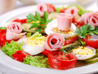 Праздничный салат из ветчины и овощей