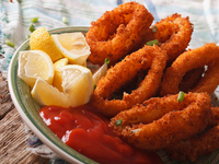 Жареные кольца кальмаров в пивном кляре