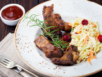 Тушеные говяжьи ребрышки в клюквенном соке и вине