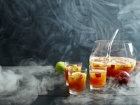 Коктейли на Хэллоуин: как приготовить яблочную сангрию