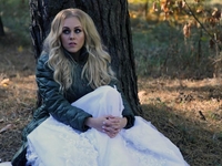 Певица Alyosha снялась в свадебном триллере