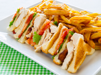 Сэндвич с беконом на завтрак: три вкусные идеи