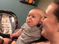 Все поцелуи – мои: малышка расплакалась при виде целующихся родителей