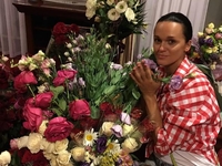 Заплаканная певица Слава выложила видео из больницы