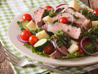 Овощной салат с говяжьим стейком