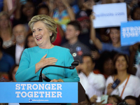 Хиллари Клинтон отметила день рождения на борту самолета