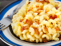Макароны с сыром и беконом