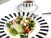 Салат из курицы с маслинами и кукурузой