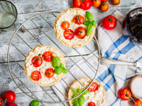 Мини-киш с помидорами и сыром